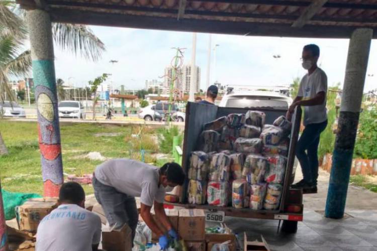 Doação de cestas básicas para comunidades na Praia do Futuro