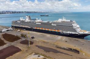 FORTALEZA, CE, BRASIL, 02-04-2020: Navio de cruzeiro holandês Holland America Line, atraca no Porto do Mucuripe para reabastecimento em meio à quarentena de proteção à pandemia do  novo coronavírus, covid-19. (Fco Fontenele/O POVO)