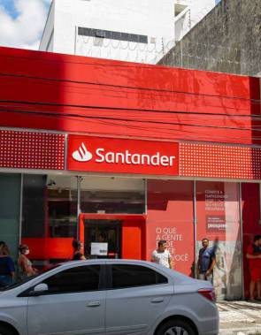 Santander venceu leilão para operar com exclusividade a folha de pagamentos dos servidores municipais de Fortaleza 