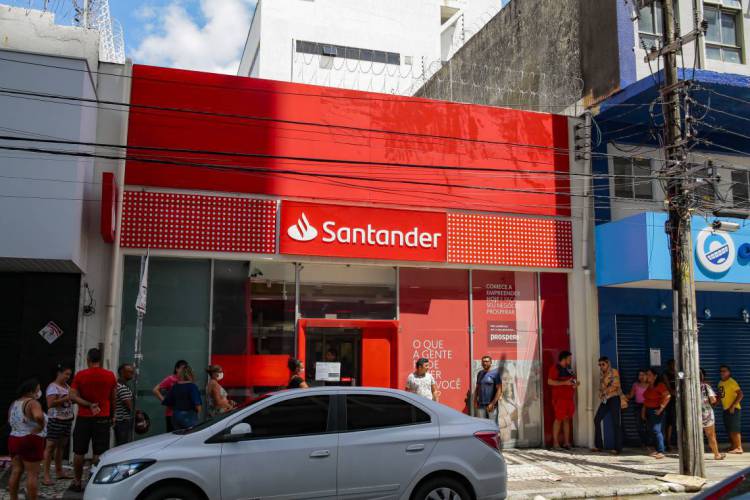 Santander venceu leilão para operar com exclusividade a folha de pagamentos dos servidores municipais de Fortaleza 