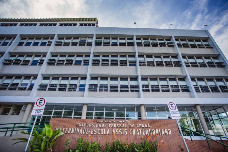 Maternidade Escola Assis Chateaubriand (Meac), no bairro Rodolfo Teófilo em Fortaleza, enfrenta surto de Covid-19 e restringe visitas a pacientes 