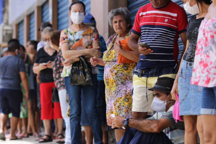 Fortaleza em 07 de abril de 2020, Pessoas se aglomeram em filas de bancos no centro. (Foto Fabio Lima)