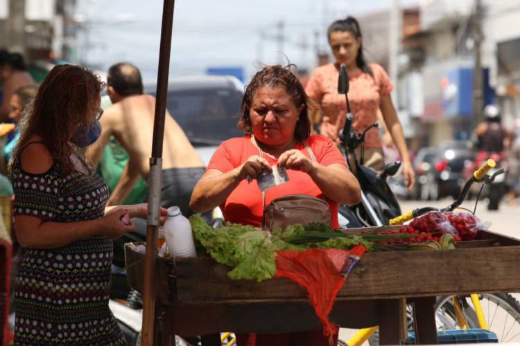 Fortaleza em 07 de abril de 2020, Movimentaçao do Comércio nas ruas do Pirambu, em tempo de coronavirus. (Foto Fabio Lima)