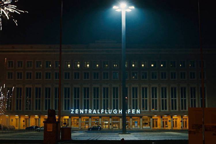 "Aeroporto Central", filme de Karim Ainouz estreia em abril nas plataformas on demand