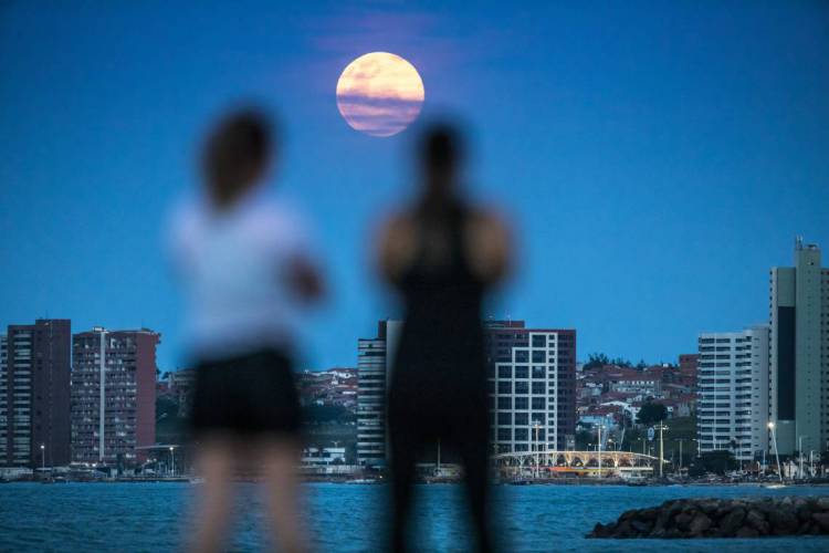 Fortaleza, Ceará Brasil 27.04.2020  Super Lua Rosa no aterro da Praia de Iracema (Fco Fontenele/O POVO)