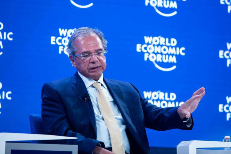 Paulo Guedes defende congelamento de salário de servidores federais