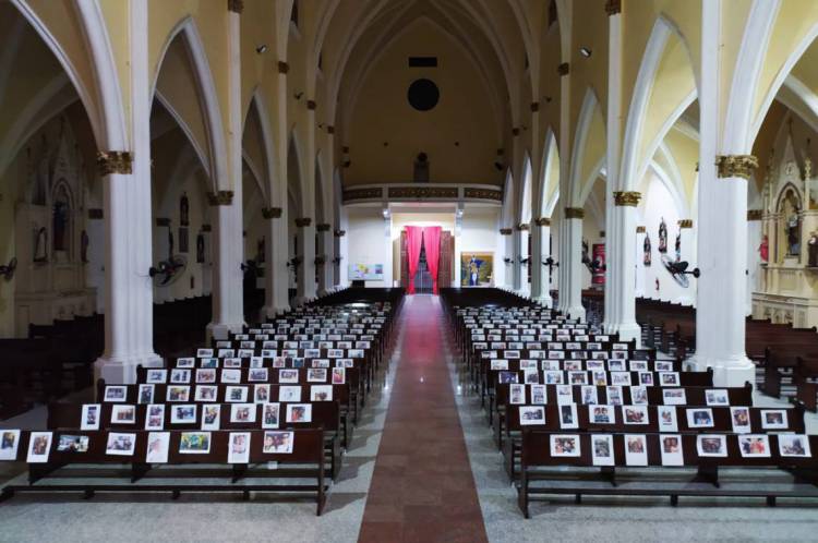 aróquia Cristo Rei celebra missa com fotos dos fiéis e recebe doações para ajudar famílias carentes