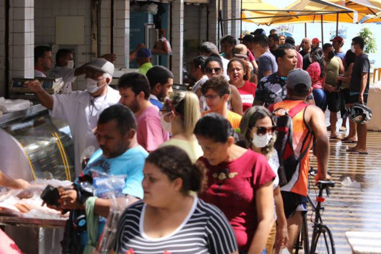 Aglomeração nas imediações do Mercado dos Peixes no dia 10 de abril de 2020