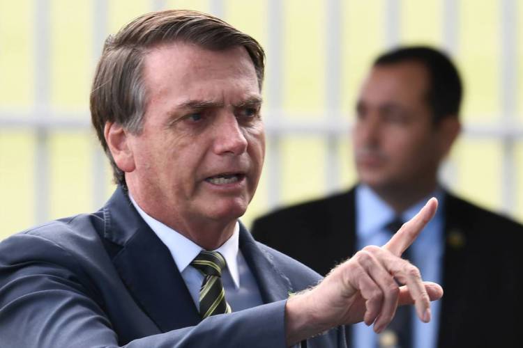 Presidente Jair Bolsonaro em frente ao Palácio da Alvorada