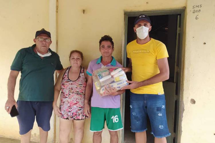 Edson Cariús e alguns amigos distribuíram cestas básicas na cidade natal do jogador 