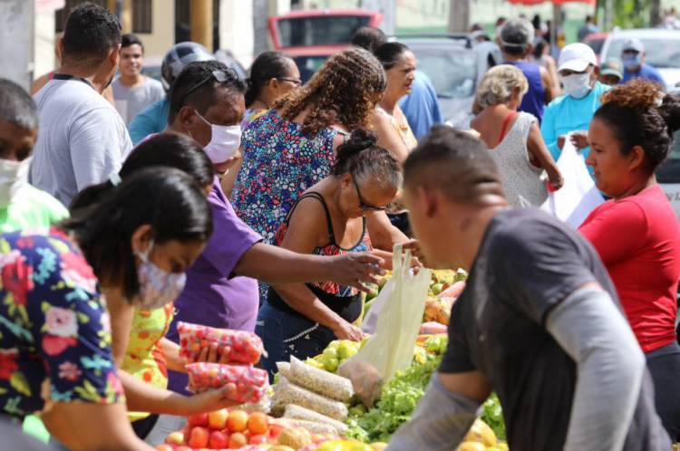 Fortaleza, Ceará Brasil 12.04.2020  Grande circulação de pessoas em feira livre no Bairro Messejana no domingo de Páscoa 