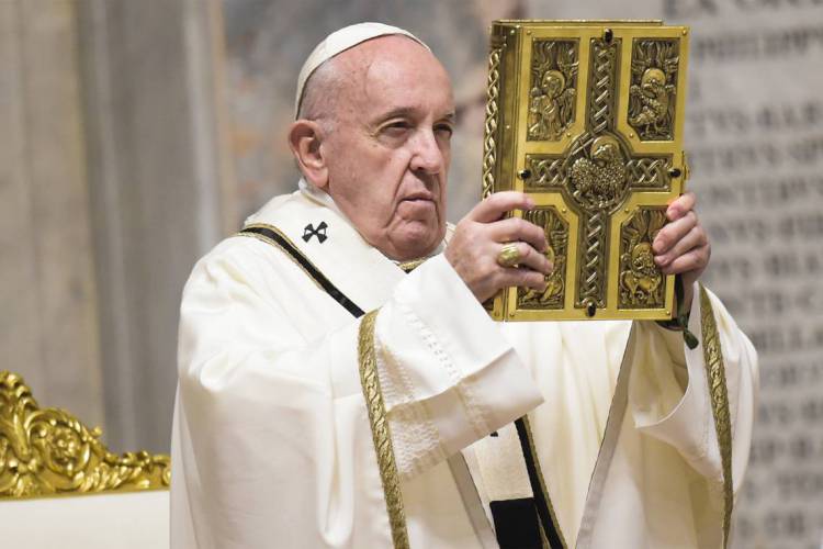 Papa segura o Livro Sagrado das Orações durante a Vigília do Sábado Santo, realizada a portas fechadas na Basílica de São Pedro, no Vaticano