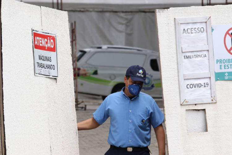 INSTITUTO DR. JOSÉ FROTA: maqueiros trabalham sem a mesma proteção dos demais profissionais da saúde 