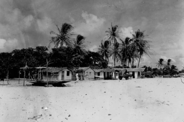 Casas dos jangadeiros da Praia do Meireles em Fortaleza. Fotografia de 1952