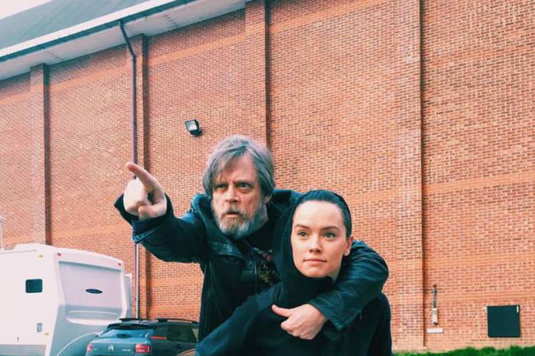 Mark Hamill, protagonista da trilogia original de Star Wars, sendo carregado por Daisy Ridley, protagonista dos três filmes mais recentes