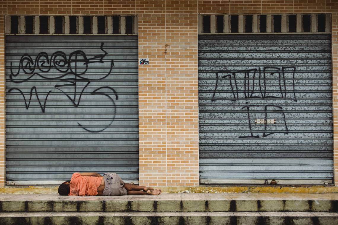 FORTALEZA, CE, BRASIL, 17-04-2020: Morador em situação de rua na Avenida Heraclito Graça, com ojas fechadas em epoca de COVID-19. (Foto: Aurelio Alves/O POVO) (Foto: Aurelio Alves/O POVO)