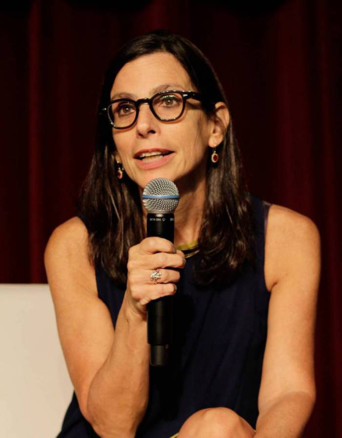 FORTALEZA, CE, BRASIL, 14-10-2016: Lilia Moritz Schwarcz, antropologia, fala ao microfone. Lilia Schwarcz, Antropologia, assina sua biografia no Teatro Celina Queiroz, na Universidade de Fortaleza (UNIFOR). (Foto: Aurélio Alves /Especial para O POVO) (Foto: Aurélio Alves)