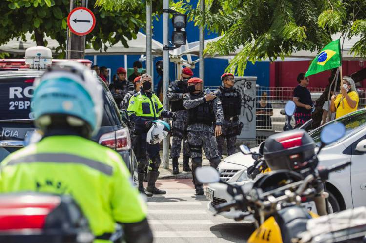 FORTALEZA, CE, BRASIL, 19-04-2020: Carreata Pro-Bolsonaro e pela AI-5. manifestantes sairam da Avenida Aguanambi proximo ao Supermercado EXTRA e foram para Comando da 10ª Região Militar, no bairro Centro, mesmo com o decreto do Governador Camilo Santana de ficar em casa e não fazer manidestação para não haver aglomeração. (Foto: Aurelio Alves/O POVO)