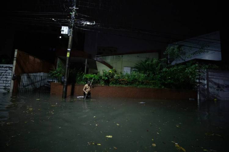 Na rua Carlos Vasconcelos, próximo à avenida Heráclito Graça, no bairro Aldeota, a via ficou alagada durante a chuva da madrugada