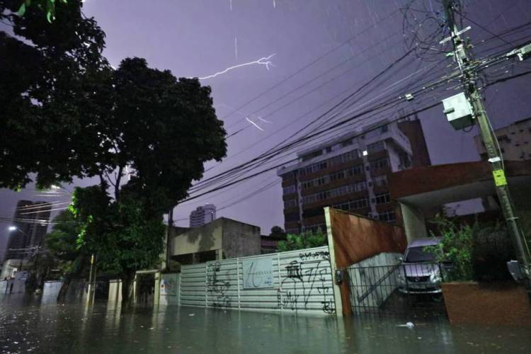 Raio registrado em Fortaleza: chuvas com descargas elétricas exigem cuidados para evitar acidentes