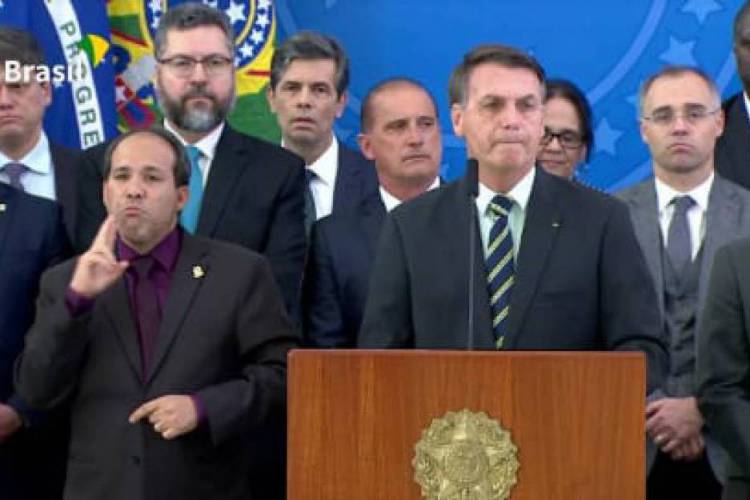 Bolsonaro em pronunciamento ao lado de ministros