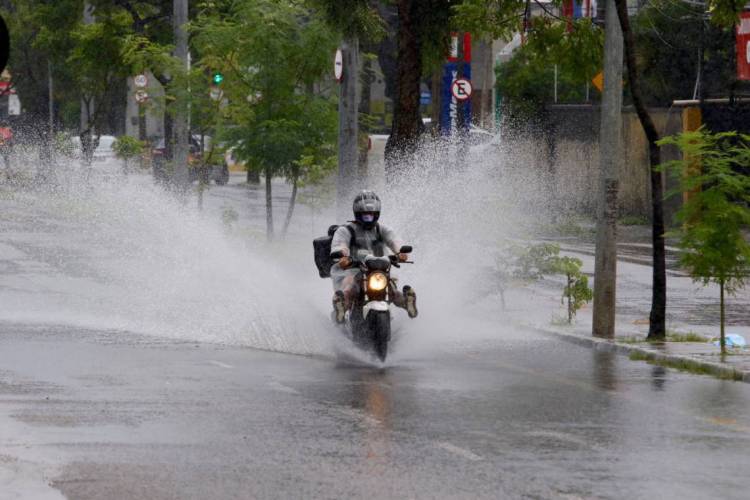 Imagens de chuva pela cidade.  (Fotos: Fabio Lima/O POVO)