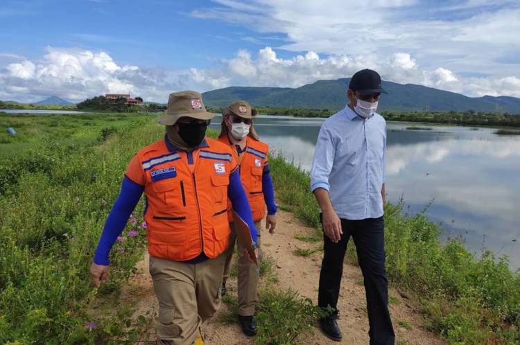 Equipe avalia situação do açude Minguaú, em Caucaia