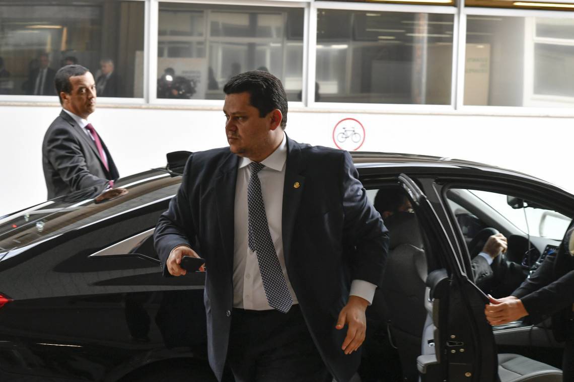 ￼ Davi Alcolumbre, quando chegava ontem ao Senado, fiador do acordo político com o governo
 (Foto: Leopoldo Silva/Agência Senado)