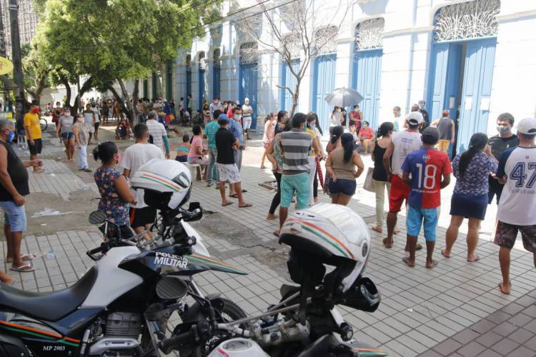 Fortaleza, Ceará Brasil 02.05.2020 Aglomeração de pessaos em frente à Caixa Econômica Federal da Praça do Ferreira, na tentativa de retirada do auxilio emergencial de 600 Reais por causa da quarentena da pandemia do covid-19 (Fco Fontenele/O POVO)