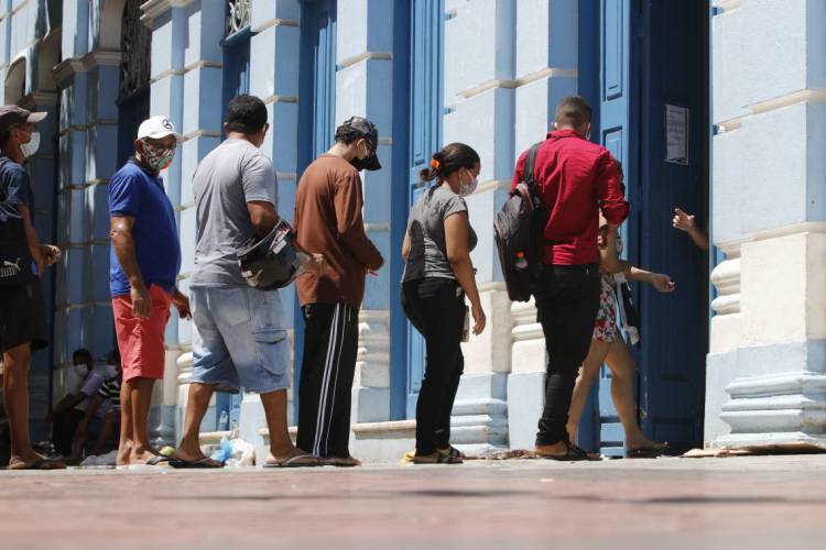 Agência da Caixa na Praça do Ferreira com fila para receber o auxílio