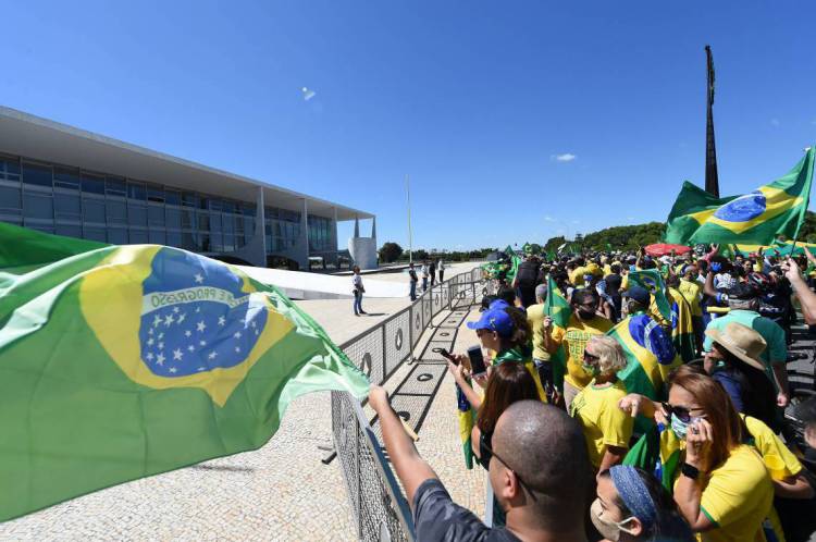 Supporters of Brazilian President Jair Bolsonaro gather outside Planalto Palace in Brasilia, on May 3, 2020 during the COVID-19 novel coronavirus pandemic. - The novel coronavirus has killed at least 243,637 people since the outbreak first emerged in China last December, according to a tally from official sources compiled by AFP at 1100 GMT on Sunday. (Photo by EVARISTO SA / AFP)