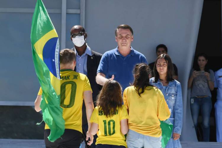 Bolsonaro apoiou manifestantes que atacavam Moro, STF e o Congresso