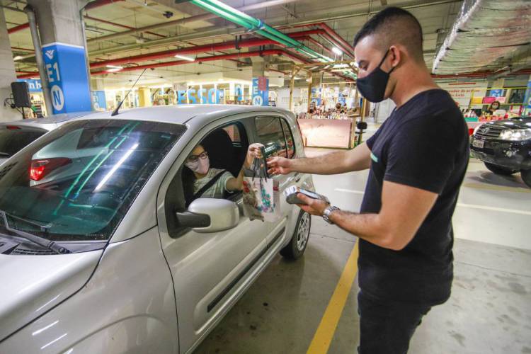 Fortaleza, Ceará Brasil 04.05.2020 Entrega de produtos no sistema Drive Thru no estacionamento do shopping Rio Mar durante quarentena contra pademia do coronavirus  (FCO FONTENELE /O POVO)