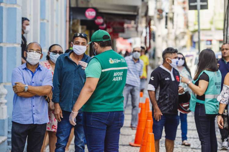 FORTALEZA, CE, BRASIL, 04-05-2020: Caixa Economica Federal na Praça do Ferreira , com ação da prefeitura para distanciamento das pessoas com agentes da agefis. em época de COVID-19. (Foto: Aurelio Alves/O POVO)