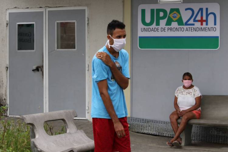 Jovem com febre, dores no corpo e vomitando tem de voltar para casa após não conseguir atendimento na UPA do bairro Autran Nunes (Fotos: Fabio Lima/O POVO)