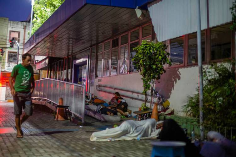 Pessoas dormiram em frente à agência da Caixa na avenida Duque de Caxias, no Centro