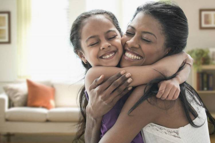 O Boticário incentiva uma pausa no abraço, mas não no amor