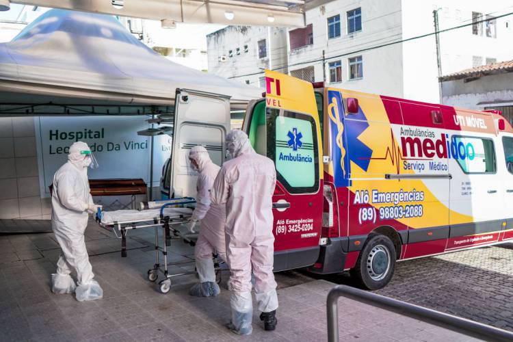 Socorristas em ambulância em frente ao Hospital Leonardo da Vinci