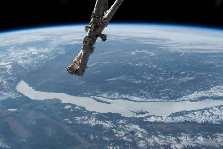 Vista da Estação Espacial Internacional em órbita sobre a Rússia