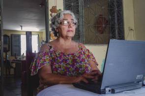 FORTALEZA, CE, BRASIL, 13-05-2020: Dona Sonia Gonçalves, foto para o DOM, Sobre o que mudou na vida em relação à tecnologia nessa pandemia. (Foto: Aurelio Alves/O POVO)