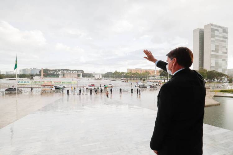 Bolsonaro em rampa do Palácio do Planalto
