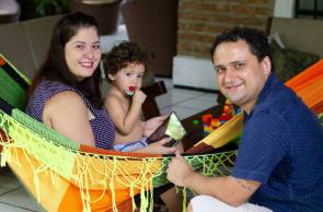 FORTALEZA, CE, BRASIL, 15.05.2020:  Ana Karyne e Emerson Rezende e seu filho Ian, empresÃ¡rios que mudaram comportamento apÃ³s a covid-19. (Fotos: Fabio Lima/O POVO)..