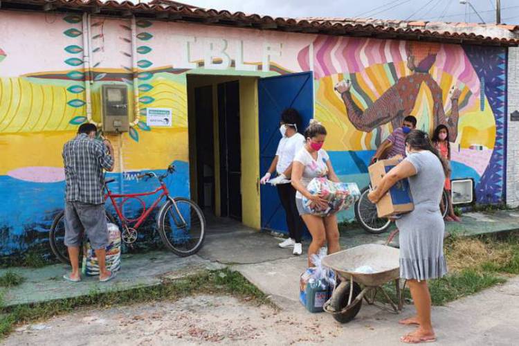 Distribuição de alimentos pelo Instituto Beatriz e Lauro Fiúza, umas entidades que serão beneficiadas pela campanha Juntos Pelas ONGs