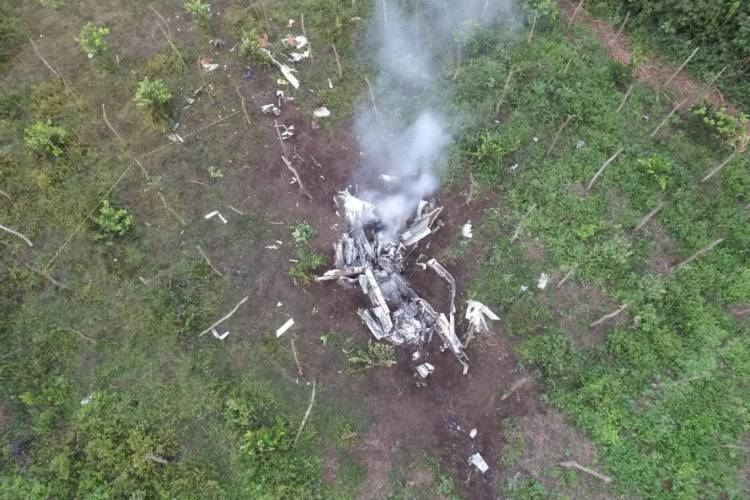 Fogo já foi controlado pelos bombeiros, que seguem buscas na região.