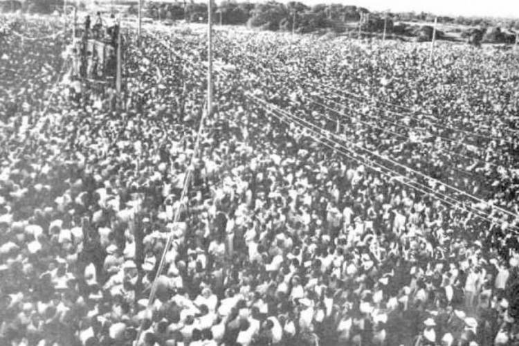 Fiéis acompanhando missa do papa João Paulo II em Fortaleza 