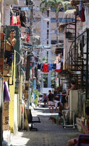 No meio de prédios e imóveis de alto poder aquisitivo está a favela das Quadras, na Aldeota(Foto: Fábio Lima)
