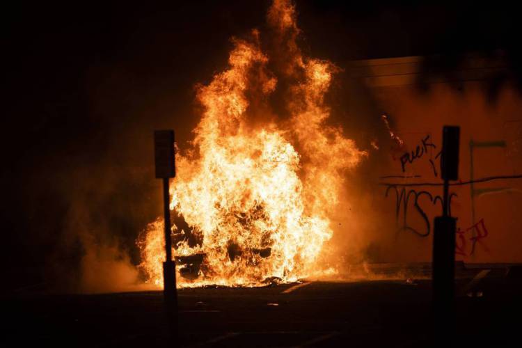 Minneapolis tem segunda noite de protestos após morte de ativista negro em abordagem policial violenta