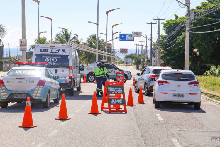 Agentes da AMC têm distribuído máscaras para a população como medida preventiva ao novo coronavírus 
