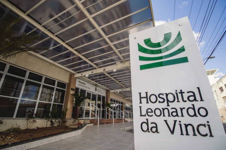 FORTALEZA, CE, BRASIL, 28-05-2020: Hospital Leronardo da Vince movimentação  em frente ao hospital com pessoas e profissionais da saude. Em epoca de COVID-19. (Foto: Aurelio Alves/O POVO)