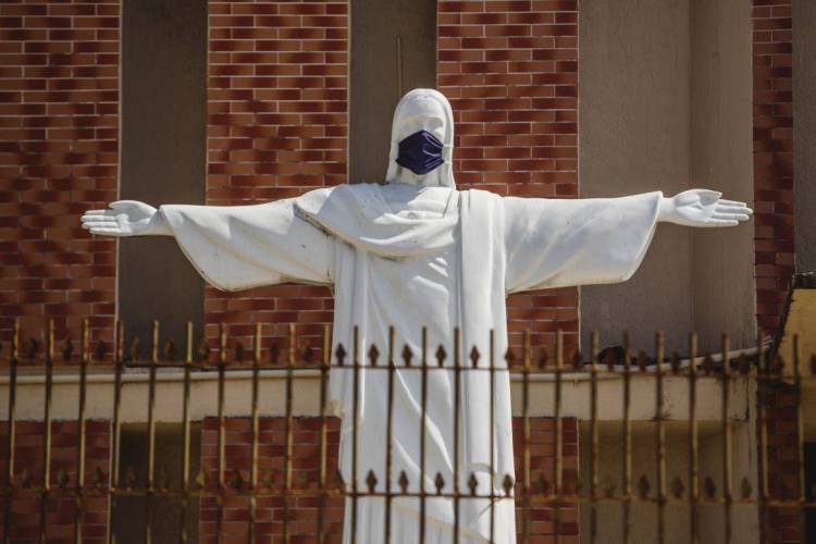 FORTALEZA, CE, BRASIL, 30-05-2020: Paroquia Cristo Redentor, com o a estátua do Cristo com mascara